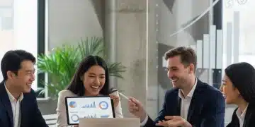 Emprendedores colaborando en un espacio de coworking, simbolizando el éxito con microcréditos