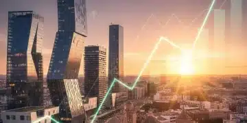 Skyline moderno de ciudad española al atardecer, simbolizando crecimiento y oportunidades de inversión inmobiliaria.